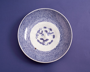 染付大皿　松竹梅に唐草文