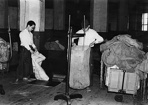 郵袋検査(東京中央郵便局)