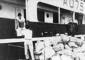 「あけぼの丸」へ郵便物積替作業(伊豆大島)