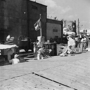 「ダルマ舟」に郵便物積込み(横浜港)