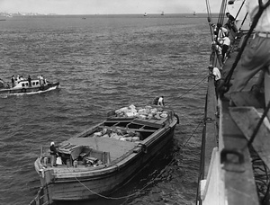 「ダルマ舟」による郵便物沖積み(横浜港)