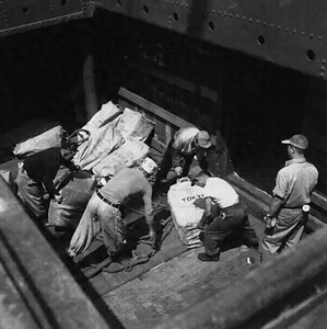 郵便物の沖積み(横浜港)