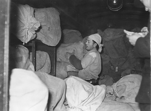 鉄道郵便車内作業(郵便物積替え)　3-3