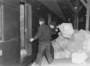 郵便物積下し作業