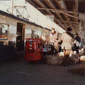 郵便物積込作業(東京駅)