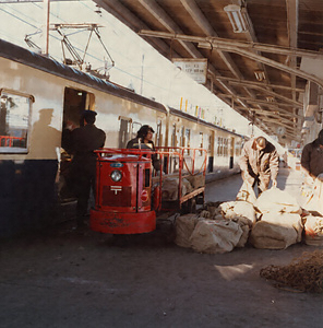 郵便物積下し作業(甲府駅)