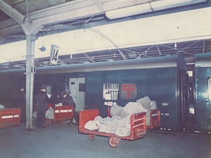 郵便物積下し作業(甲府駅)