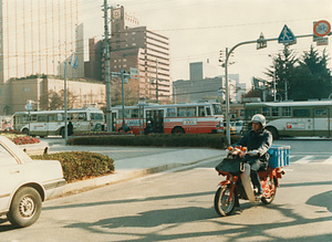 地方都市での配達(広島)（平和大通り折りを行く）　4-1