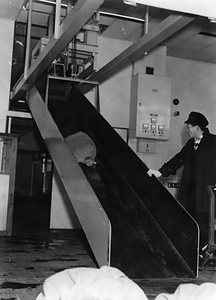 搬出郵袋シュート(名古屋中央郵便局)