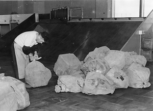 郵袋開封場(名古屋中央郵便局)　2-1