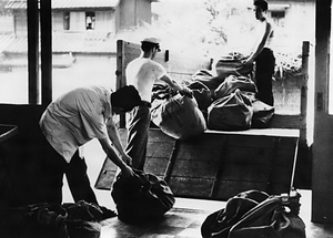 郵便物到着(代々木郵便局発着場)