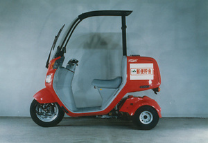 原動機付自転車(三輪ルーフ付)