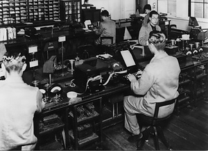 東京中央電信局和文印刷電信機自動鍵盤鑚孔送受信機