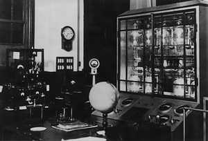 落石無線電信局機械室