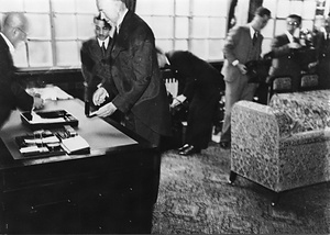 勲章授与式(エドウィン.H.コルーピッツ博士)