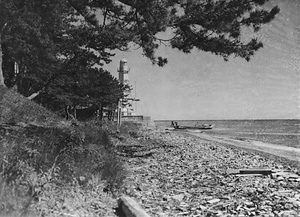 平館灯台（右方海岸より見る）