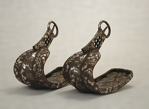 鉄錆地蝶唐花文象嵌平蒔絵鐙