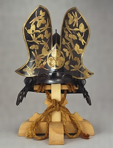 鉄地黒漆塗葵紋に虫尽し平蒔絵変わり兜