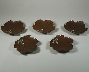 青磁瑠璃銹釉 葡萄文 葉形皿