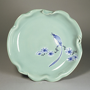 青磁染付 樹鳥文 葉形三足皿