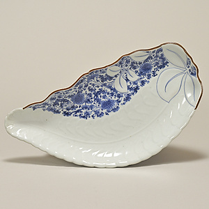 染付 花唐草文 藤花形皿