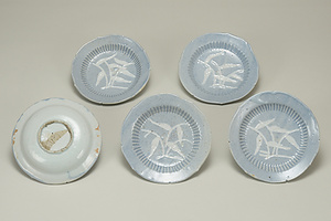 瑠璃釉 葦文 稜花皿