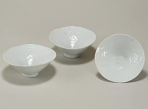 白磁 唐花文 輪花鉢