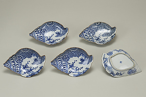 染付 梅文 巻貝形皿