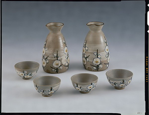 乾山写梅模様酒瓶