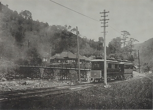 三枚橋近くを走る電気鉄道（『筥根名勝』）