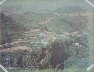 宮ノ下温泉及び二ノ平・小涌谷方面遠望（E6 VIEW OF MIYANOSHITA, HAKONE,）
