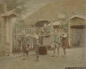 箱根はふや旅館前のチェア（B86. KAGO TRAVELLING CHAIR）
