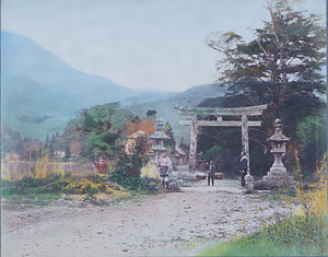 箱根神社一の鳥居と常夜灯（Seen near Lake Hakone on march to Atami）