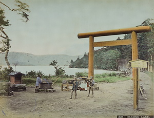 箱根神社二の鳥居と鉄湯釜（334 HAKONE LAKE.）