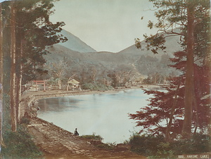 箱根神社参道から元箱根方面を望む（1662.Hakone lake）