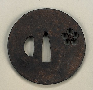 鉄鍔(梅花透彫)