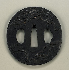 鉄鍔(龍浮彫)