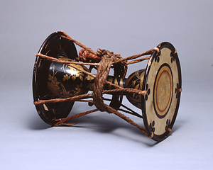 小鼓（薔薇に篠竹蒔絵鼓胴）