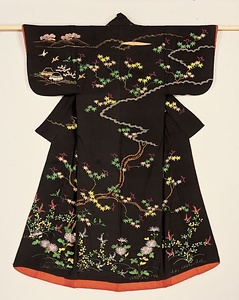 黒縮緬着物秋草縫模様