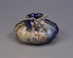 エオシン釉花弁文壺