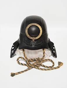 黒漆日根野頭成兜