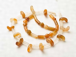 新沢千塚323号墳　水晶管玉、瑪瑙勾玉、瑪瑙管玉、瑪瑙算盤玉