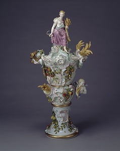 色絵貼花人物文蓋付壷（秋の寓意）