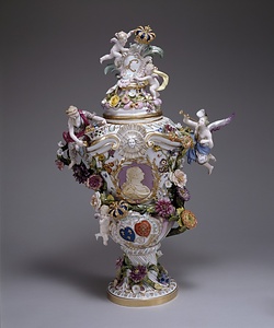 色絵ルイ１５世肖像文蓋付壷