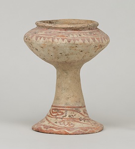 刻線彩文脚付壺