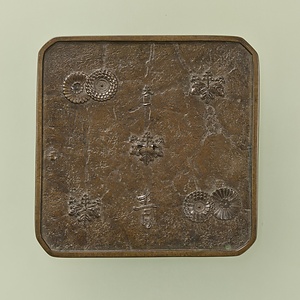 菊桐紋角切方鏡