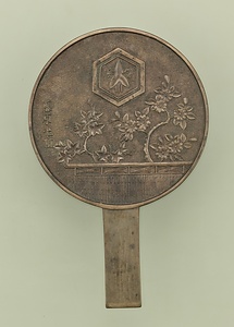沢瀉紋桜楓柄鏡 