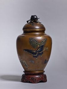 群蝶図花瓶