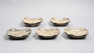 打刷毛目銹絵染付穂波文向付