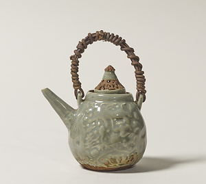 青磁陽刻文土瓶